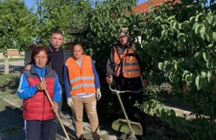 Майката на Христо Стоичков е за пример – грабна метлата. С това даде старт на пролетното почистване в община „Марица“! 1