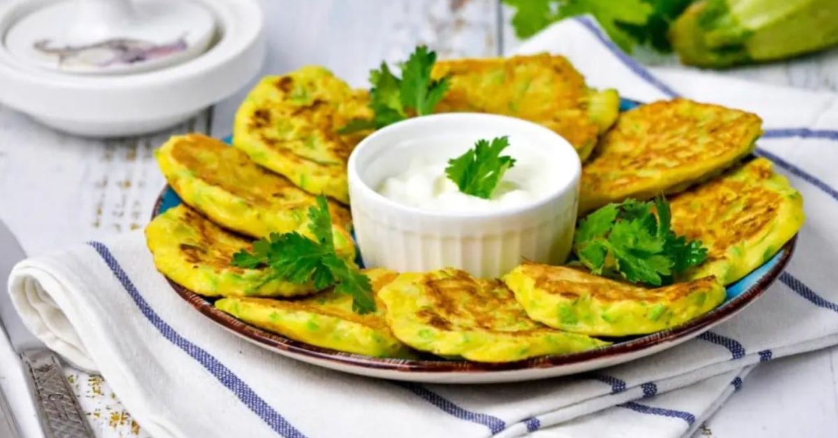 Крехки и вкусни пържени тиквички с кашкавал (Рецепта) Златни зеленчукови кюфтета от тиквички със сос и свеж магданоз.