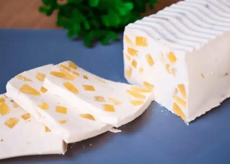 Без брашно и фурна: десерт със сирене и вкусен ананас 1