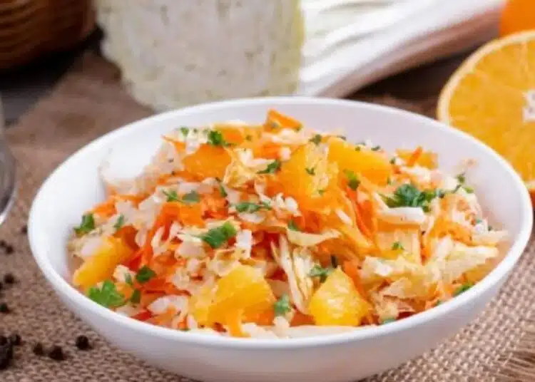 Салата със зеле, моркови и портокал, вкус, който ще запомниш 1