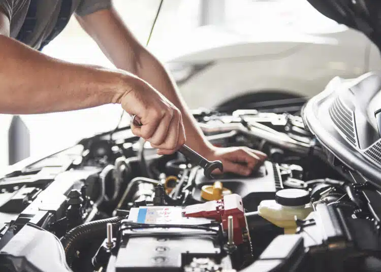 Това са автомобилите с най-евтини разходи за поддръжка и ремонт! 1 Picture showing muscular car service worker repairing vehicle.