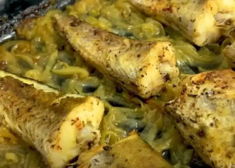 Става още по-вкусна: риба минтай върху ароматен лук 1