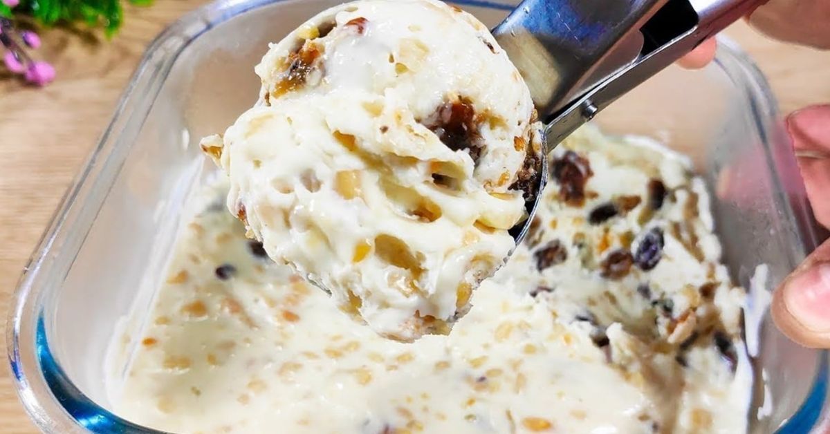 Пригответе си вкусен домашен турски сладолед в 3 вкуса - само с 3 съставки Топка кремообразен сладолед с ядки и стафиди, извадена от стъклен съд.