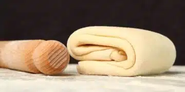 Лека и вкусна закуска: рецепта за бутер тесто със сирене и картофи 6