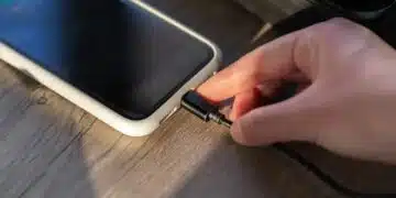 Експерт сподели до колко процента трябва да зареждаме телефона си и колко пъти на ден 10