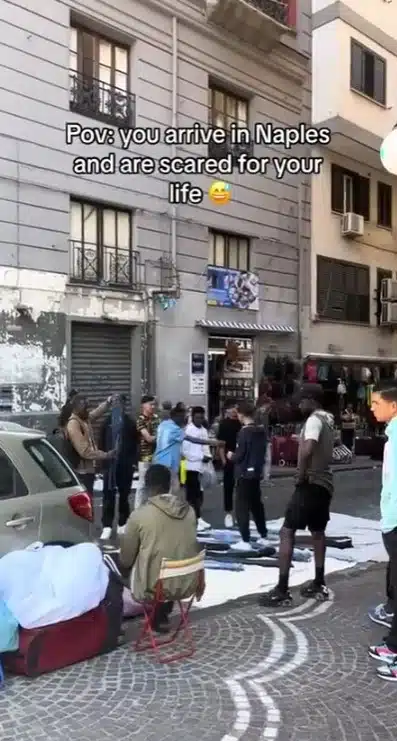 Момичето показа обстановката в един от някога най-красивите градове в Европа – Неапол 2