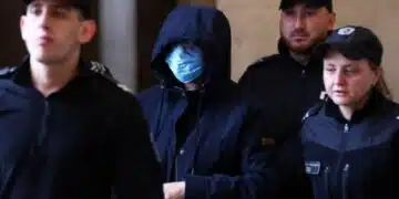 Тъщата на Пейо Пеев крие лицето си на път към заседателната зала, оставиха я окончателно в ареста! 2