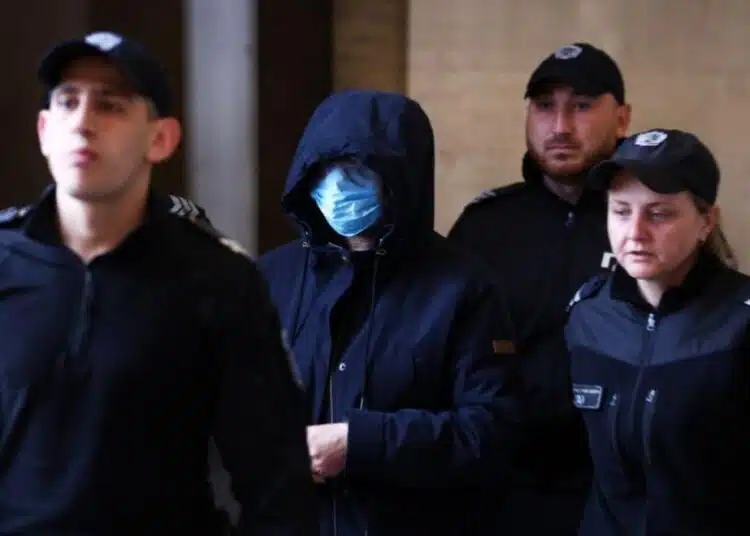 Тъщата на Пейо Пеев крие лицето си на път към заседателната зала, оставиха я окончателно в ареста! 1