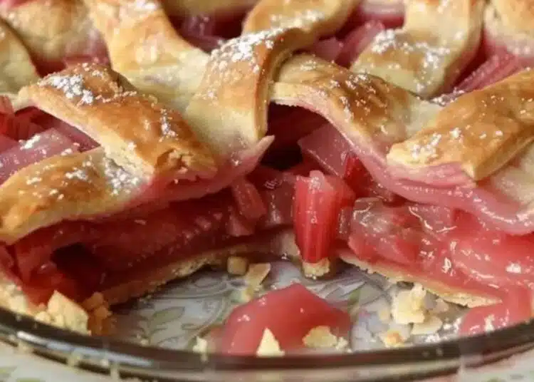 Бърз и вкусен пай с ягоди и ревен (Рецепта) 1
