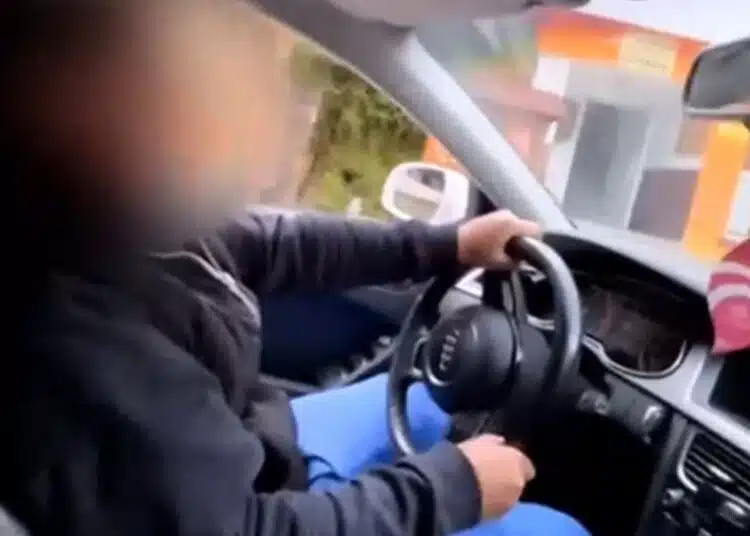 За пореден път у нас – дете шофира автомобил, а майка му го снима и качва в Интернет! 1