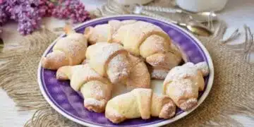 Меки и нежни кроасани с вкусен сладък пълнеж (Рецепта) 4