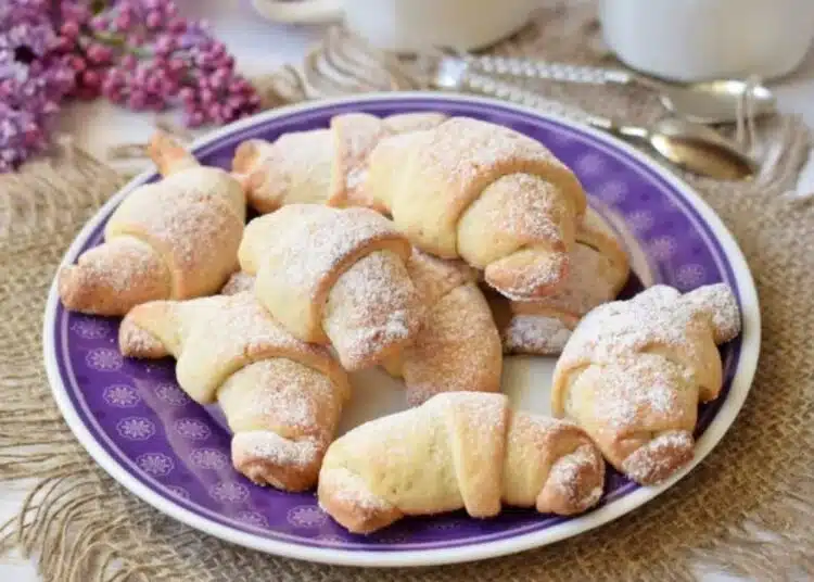 Меки и нежни кроасани с вкусен сладък пълнеж (Рецепта) 1