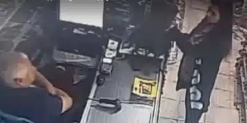 Срам и падение! В столицата жена обикаля магазините, за да краде кутии за дарения 1