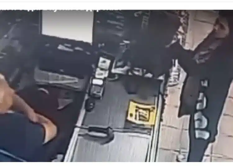 Срам и падение! В столицата жена обикаля магазините, за да краде кутии за дарения 1