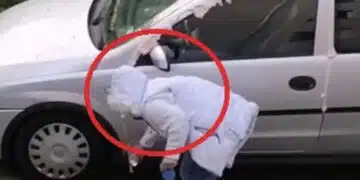 Софиянец засне как съседка му запечатва колата с монтажна пяна! Запечатаха му и вратата! 11