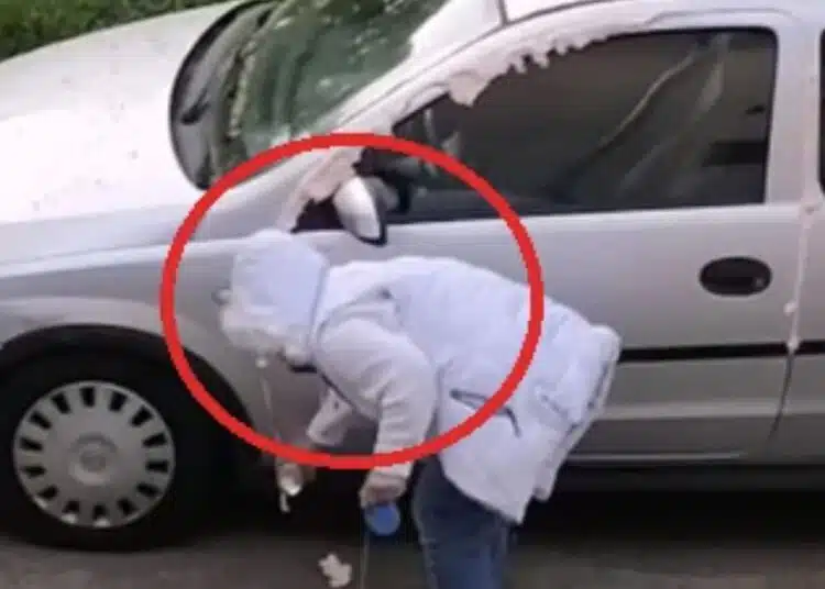 Софиянец засне как съседка му запечатва колата с монтажна пяна! Запечатаха му и вратата! 1