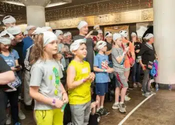 Какво накара 355 души, сред които възрастни и деца да посетят музей с бельо на главата си? 14