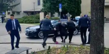 Премиерът на Словакия Роберт Фицо е в критично състояние след като беше прострелян 6