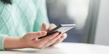 Защо децата ви спят с телефоните си: Тихият вик за помощ, който пропускате 10