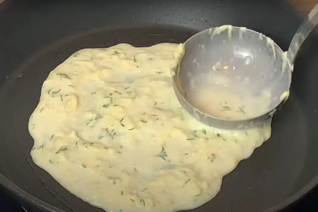 Лук, картофи и 2 яйца: Бързо и питателно картофено ястие с пълнеж по избор 1