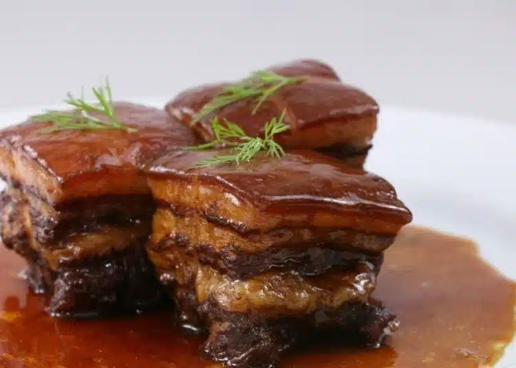Сочно свинско в медено-чеснов сос: бърза рецепта за вкусно ястие, което всички ще одобрят! 1