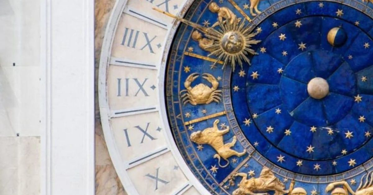 Какво ще донесе Марс в Рак от 4 септември 2024 г. до 19 април 2025 г. на всички зодии Циферблат на стар астрономически часовник със зодии, слънце и лунни фази.