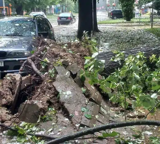Голяма стихия отнесе Ботевград: Градушка с размерите на яйце мина през околността (КАДРИ) 1
