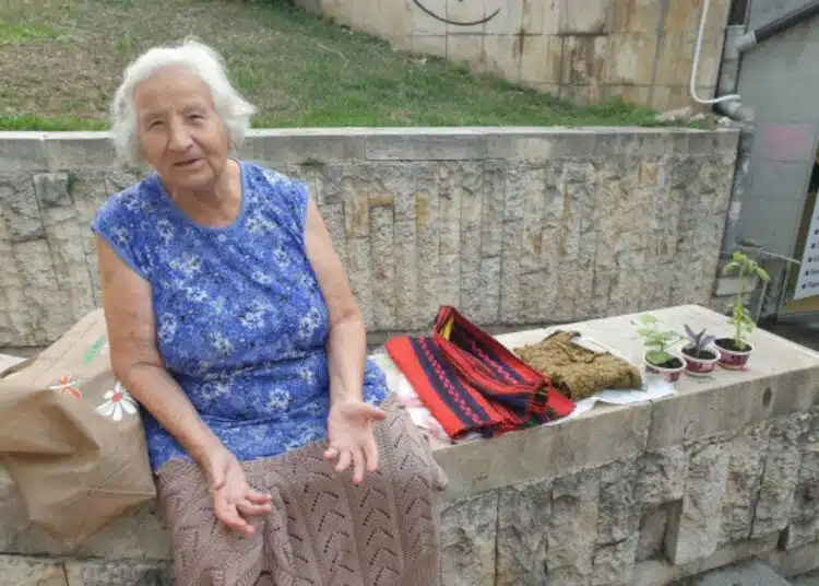 Ето как една 84 годишна българка успя да просълзи стотици минувачи 1