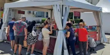 Похвално! Млад мъж, който работи в „Лидл“ си закупи книги за 4000 лева от „Алея на книгата“ в град Пловдив 1