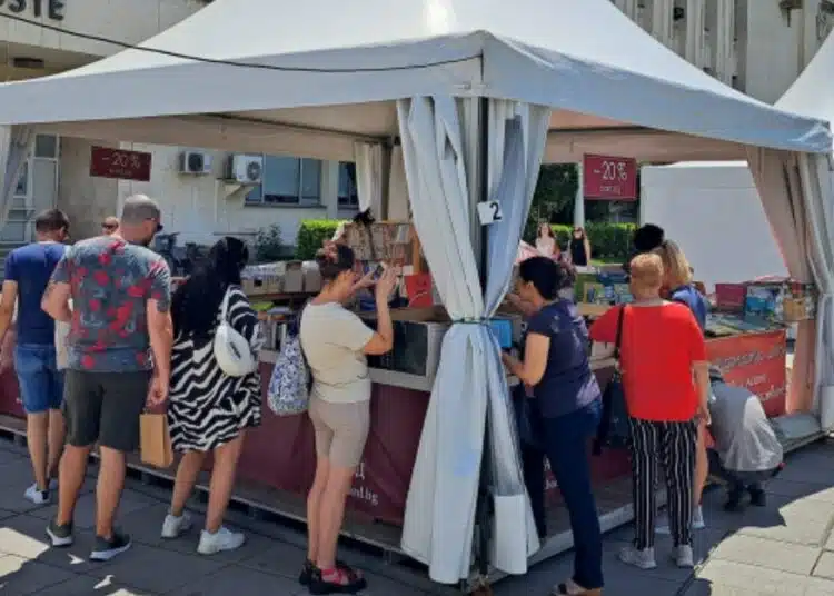 Похвално! Млад мъж, който работи в „Лидл“ си закупи книги за 4000 лева от „Алея на книгата“ в град Пловдив 1 Похвално! Млад мъж, който работи в „Лидл“ си закупи книги за 4000 лева от „Алея на книгата“ в град Пловдив 1