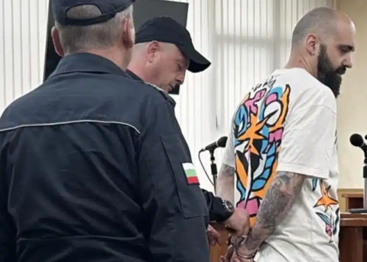 Потърпевш от автокрадец споделя, че е бил влачен 20 – 30 метра и си е помислил най-лошото в тези мигове... 1 Потърпевш от автокрадец споделя, че е бил влачен 20 – 30 метра и си е помислил най-лошото в тези мигове... 1