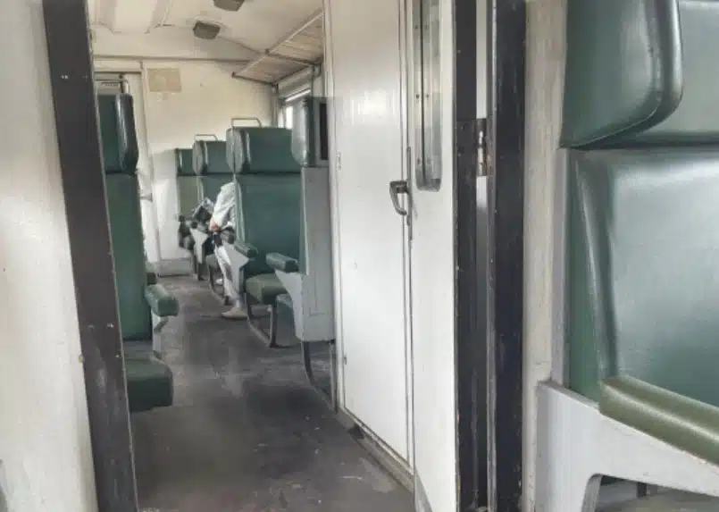 След повишаването на цените на БДЖ пътник направи СНИМКИ в купето на нашенски влак, мрежата прегря от коментари като ги видя! 2