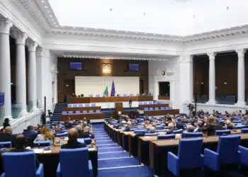 Неочаквано, но депутатите ще трябва да се разделят с доста от привилегиите си! 11