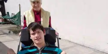 Тежка съдба! Родители изоставиха болното си дете на грижите на смелата му баба, цялата история тук: 7