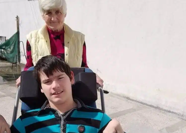 Тежка съдба! Родители изоставиха болното си дете на грижите на смелата му баба, цялата история тук: 1