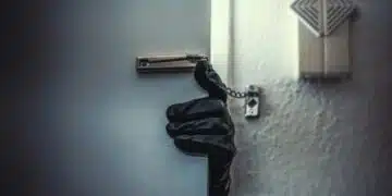 Ето най-важните стъпки, за да предпазим нашия дом от крадци, докато нас ни няма: 6