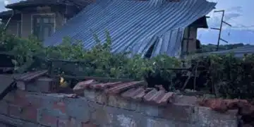 Пострадали хора споделиха, че застрахователи са ги накарали 4 дни да спят под пробит покрив, ето причината: 6