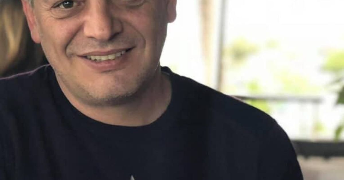 Само на 49 години, един от големите ни бизнесмени, собственик на един от моловете, почина Усмихващ се мъж със сива коса и тъмна тениска