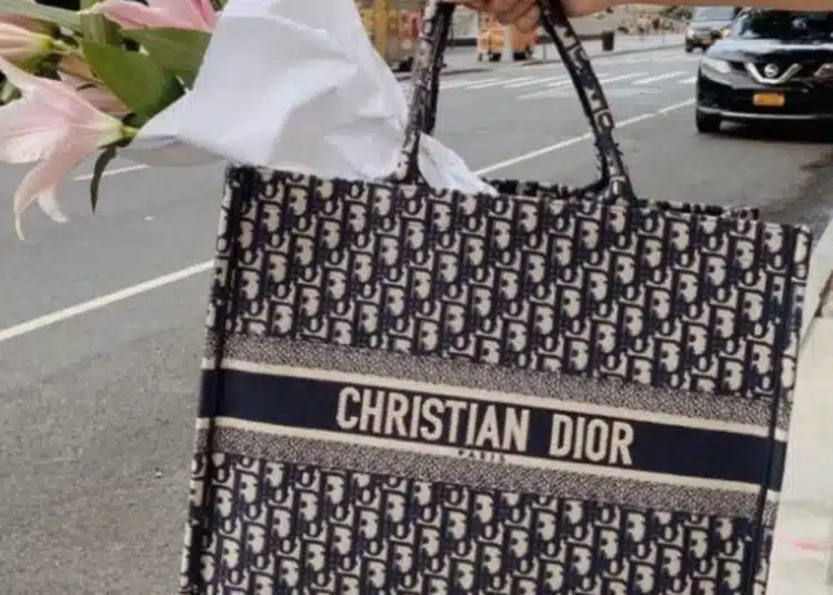 Юридически скандал с Dior: разкриха ИСТИНСКАТА ЦЕНА на чантите 1