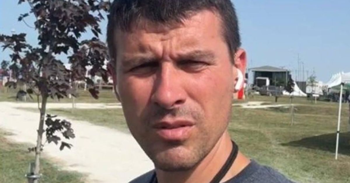 Ивелин Михайлов от Величие каза за вота на недоверие Мъж с бели слушалки на открито, на фона на дърво и сгради.