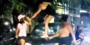 След изневяра: Гневна съпруга разби колата на неверния мъж ВИДЕО 11