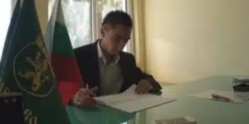 Пълен абсурд: Кмет на село проиграл камината на пенсионерския клуб за скромните 80 лева 13