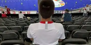 Карък! Фен, който реши да посети Евро 2024, брои 60 евра, за да гледа стълб на „Олимпиащадион“ 7