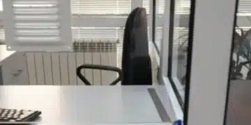 Ето какво направиха двама мъже на гише в родна община, с което изплашиха жените работещи там: 4