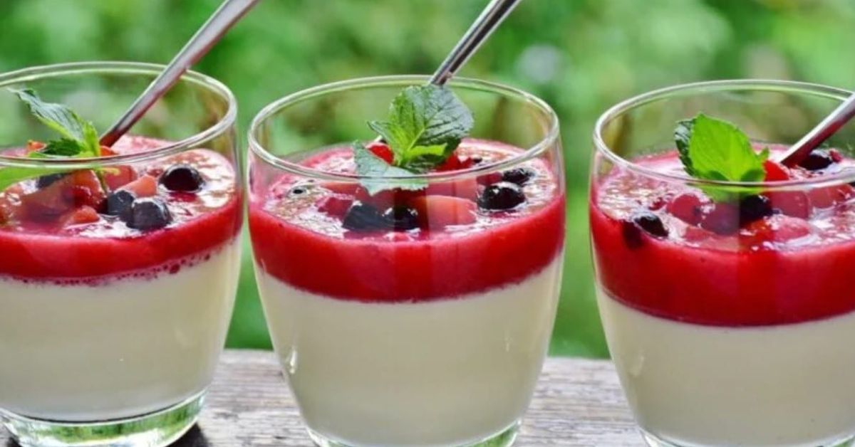 Вкусна панакота с малини без печене (Рецепта) Три чаши слоест десерт с горски плодове и мента