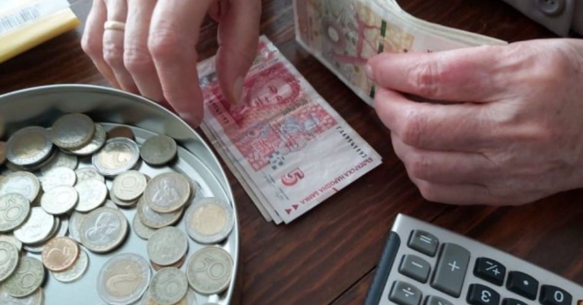 Последно взето решение за пенсиите от 1 юли 2025 година и Великденските добавки Възрастен човек брои български лева и монети, до калкулатор на маса.