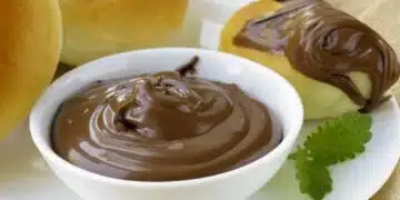 Много по-евтина и по-полезна от магазина: как да си направим шоколадова вкусотия у дома от 3 съставки 6