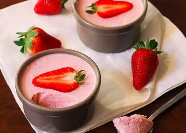 Топ 4 най-вкусни и най-летни десерти с ягоди, които ще охладят и подсладят душичката ти 1 Топ 4 най-вкусни и най-летни десерти с ягоди, които ще охладят и подсладят душичката ти 1