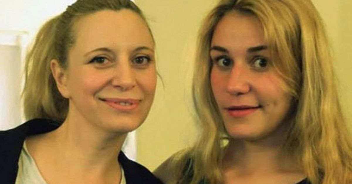 Майката на Мила Роберт Ваня Щерева проговори за скандала за поругаването на трибагреника Портрет на две руси жени, едната усмихната, другата с дълга коса.