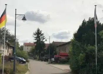 Селото, което се намира в две държави: Животът в него е меко казано странен и невероятен 13